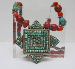 lot 19 image: Antique Turquoise & Silver Tibetan Gao Prayer Box Necklace 