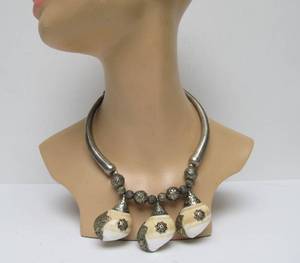 lot 25 image: Tibetan Silver Conch Shell Bead Necklace