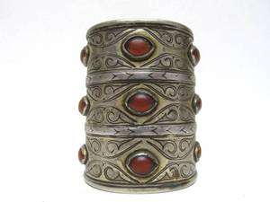 lot 8 image: Wonderful Antique Turkoman Gilt Silver & Carnelian Wrist Cuff