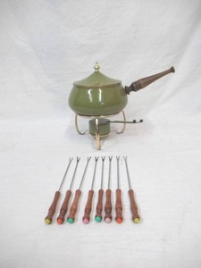 lot 11 image: Vintage Green Fondue with Sterno with  8 wood Handled Fondue Forks