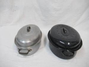 lot 12 image: 2 Vintage Roaster Pans with covers