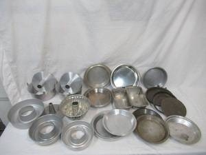 lot 18 image: Lot of Vintage cake pans. Various kinds and sizes.