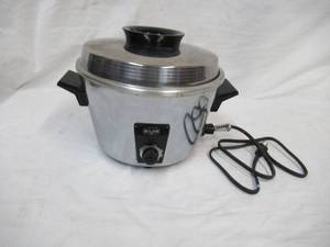 lot 26 image: Vintage West Bend Electric Cook Pot. Fryer. Roaster, Server. Works
