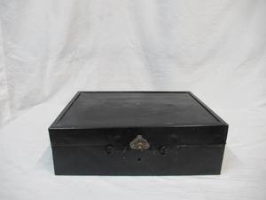 lot 29 image: Antique Vintage Black & Decker Plumbers & Electrician Metal Tool Box