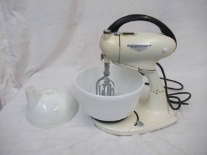 lot 31 image: Vintage Hamilton Beach Mixer  685272 Model G with extra bowl.