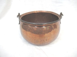 lot 14 image: Vintage Copper Pot with handle