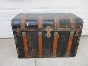 lot 36 image: Vintage Trunk