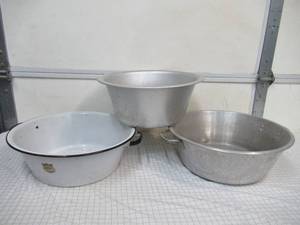 lot 40 image: 3 Vintage Enamel and Aluminum Metal Wash Tubs. 