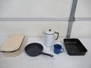 lot 42 image: Lot of Vintage Enamelware