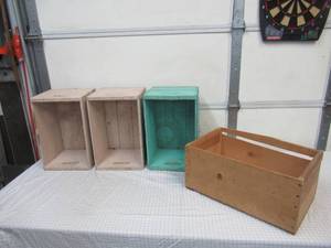 lot 43 image: Lot of 4 Vintage painted Wood Milk Crates Boxes