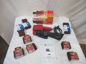 lot 80 image: Skill 4.5 Amp Belt Sander w box and assorted Sanding Belts