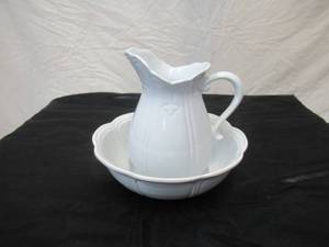 lot 88 image: Vintage McCoy Wash Bowl and Pitcher Set. #7529. Made in USA
