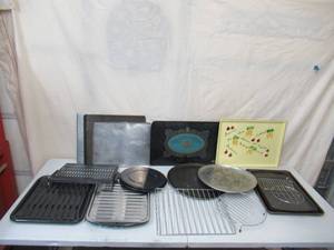 lot 113 image: Lot of Kitchenware Cookie Sheets, Broiling Pans, Trays, Racks and more