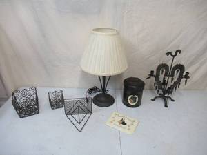 lot 123 image: Metal Miscellaneous Home Decorating Items