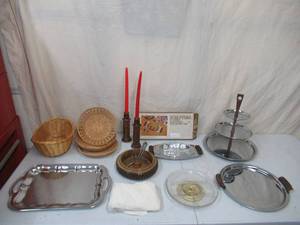 lot 146 image: Lot of Serving Trays and Baskets