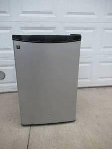 lot 165 image: General Electric GE Mini Refrigerator SMRO4GAZACS