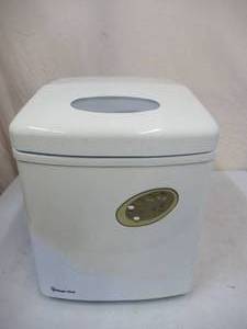 lot 28 image: Magic Chef Ice Maker Model MC1M22TW