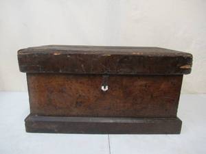 lot 6 image: Antique Vintage Wood Tool Box Trunk