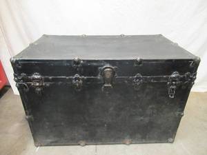 lot 200 image: Large Vintage Metal Steamer Trunk