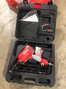 Senco 15-Gauge 2 12 in Angled Finish Nailer Customer Returns See Pictures