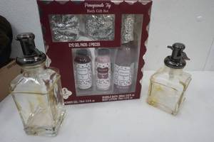 lot 23 image: Bathroom Soap Pumps & Pomegranate bath set