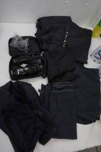 lot 26 image: 2 Hair Trimmers & 6 Salon Capes