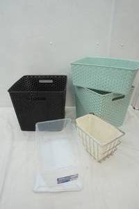 lot 85 image: Variety of Storage Containers