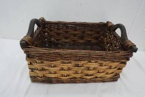 lot 122 image: Dark & Light Wicker basket 18.5x14x9