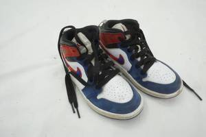 lot 125 image: Used Kids Air Jordan size 12