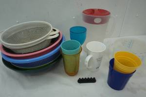 lot 174 image: Plastic Kitchenware