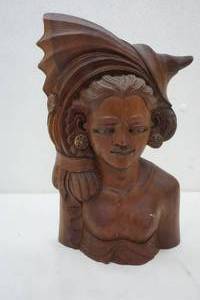 lot 220 image: African Wood Hand Carved Lady made in Bauli
