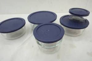 lot 253 image: Pyrex glass storage bowls with lids