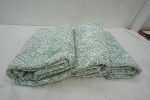 lot 268 image: 3 Greenwhite Thick Towels