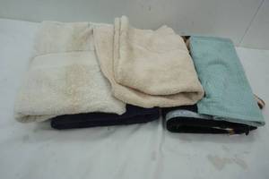 lot 271 image: Variety of Bath Towels