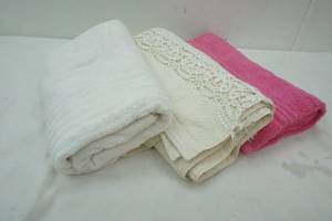 lot 272 image: 3 Thick Bath Towels