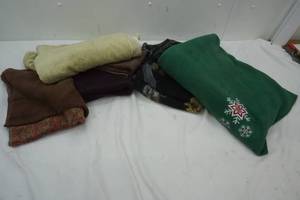 lot 275 image: Variety of towels & green blanket