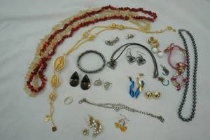 lot 280 image: Womens Cosmetic Jewelry