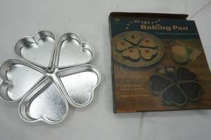 lot 332 image: NEW Kitchenware 5 Heart Shaped Baking Pan