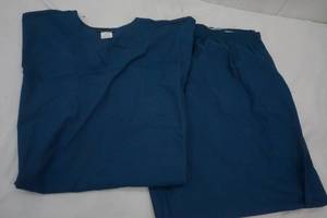 lot 355 image: New 3XL Womens Cherokee teal  Scrubs Top & Pants