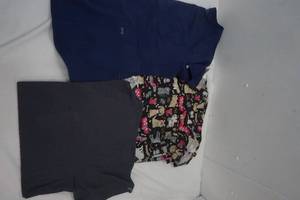 lot 359 image: 3XL Womens Scrub Tops