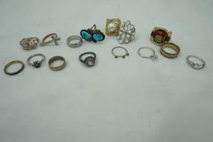 lot 368 image: Cosmetic Jewelry variety of Rings and Sizes