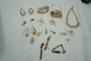 lot 372 image: Variety of Cosmetic Jewelry