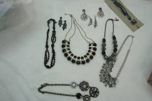 lot 375 image: Variety of Cosmetic Jewelry
