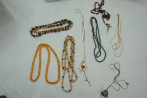lot 377 image: Variety of Light colored cosmetic Jewelry