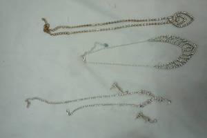 lot 378 image: 2 Shiny Cosmetic Necklace and earrings