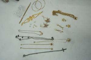 lot 382 image: Variety of Cosmetic Jewelry