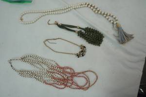 lot 400 image: Variety of Cosmetic necklace