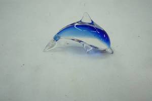 lot 405 image: Glass Dolphin 3.5inches  long