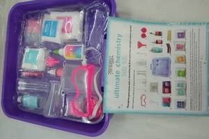 lot 412 image: Kids Entertainment Ultimate Chemistry Lab Kit