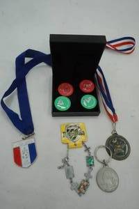 lot 423 image: Collectables 4 Wizard OZ Chips, 2 metals, bracelet